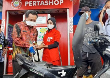 Dirjen Bina Pemerintahan Desa Kemendagri mengisi BBM pada sepeda motor di Pertashop yang dikelola BUMDes Nogrohu Sejahtera Desa Planjan. (CIMED/Wagino)