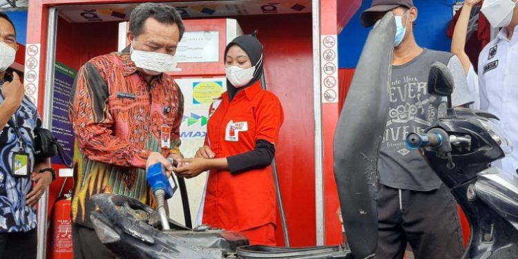 Dirjen Bina Pemerintahan Desa Kemendagri mengisi BBM pada sepeda motor di Pertashop yang dikelola BUMDes Nogrohu Sejahtera Desa Planjan. (CIMED/Wagino)
