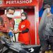 Dirjen Bina Pemerintahan Desa Kemendagri mengisi BBM pada sepeda motor di Pertashop yang dikelola BUMDes Nogrohu Sejahtera Desa Planjan. (CIMED/Wagino)