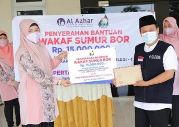 Wakil Pendamping Organisasi PWP menyerahkan secara simbolis kepada Kepala Kantor Layanan LAZ Alazhar Cilacap bantuan pembuatan sumur bor untuk Madrasah Diniyah Miftahul Huda, Dusun Tembelang. (ISTIMEWA)