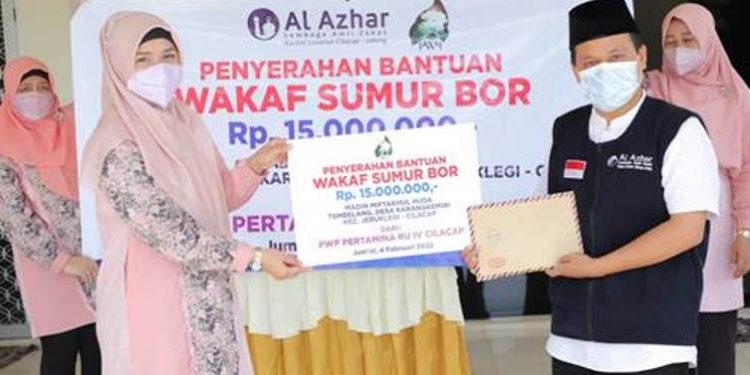 Wakil Pendamping Organisasi PWP menyerahkan secara simbolis kepada Kepala Kantor Layanan LAZ Alazhar Cilacap bantuan pembuatan sumur bor untuk Madrasah Diniyah Miftahul Huda, Dusun Tembelang. (ISTIMEWA)
