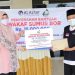 Wakil Pendamping Organisasi PWP menyerahkan secara simbolis kepada Kepala Kantor Layanan LAZ Alazhar Cilacap bantuan pembuatan sumur bor untuk Madrasah Diniyah Miftahul Huda, Dusun Tembelang. (ISTIMEWA)