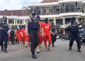 Anggota Polres Cilacap menggiring tersangka narkoba