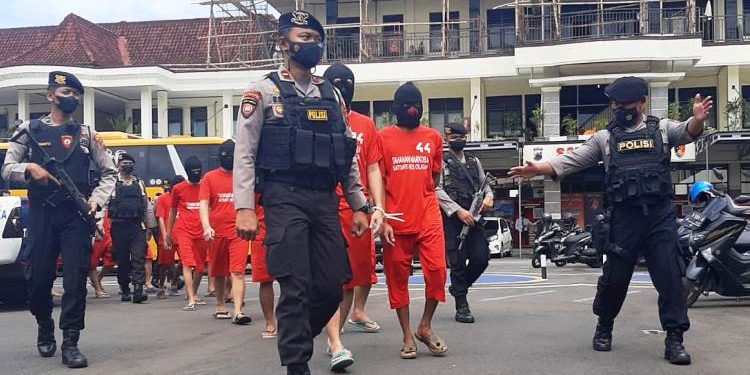 Anggota Polres Cilacap menggiring tersangka narkoba