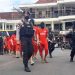 Anggota Polres Cilacap menggiring tersangka narkoba