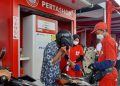 Seorang warga Desa Planjan memakai masker pemberian petugas saat mengisi BBM di Pertashop desa setempat. (CIMED/WAGINO)