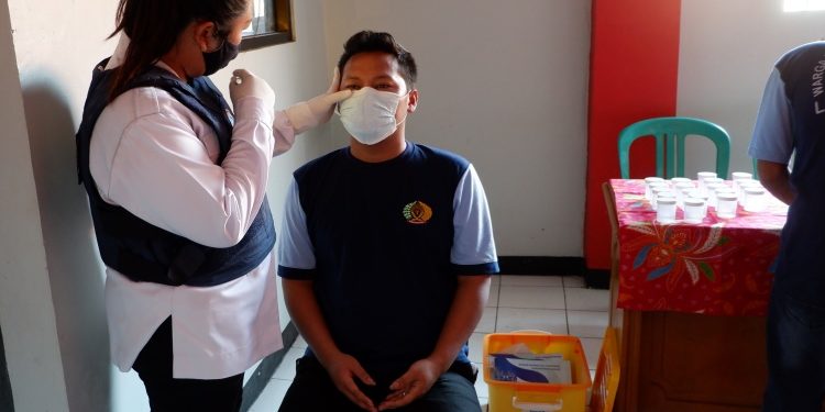 WBP kasus narkoba penhuni Lapas Cilacap jalani tes urine. (ISTIMEWA)
