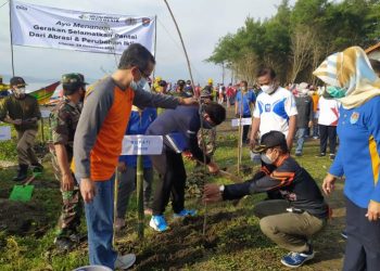Bupati Cilacap didampingi GM SBI menanam cemara laut di pantai Kemiren untuk mencegah abrasi. (Istimewa)