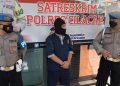 Tersangka PH pelaku penggelapan mobil rental diamankan polisi. (Wagino/CIMED)