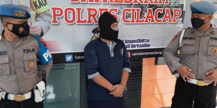 Tersangka PH pelaku penggelapan mobil rental diamankan polisi. (Wagino/CIMED)