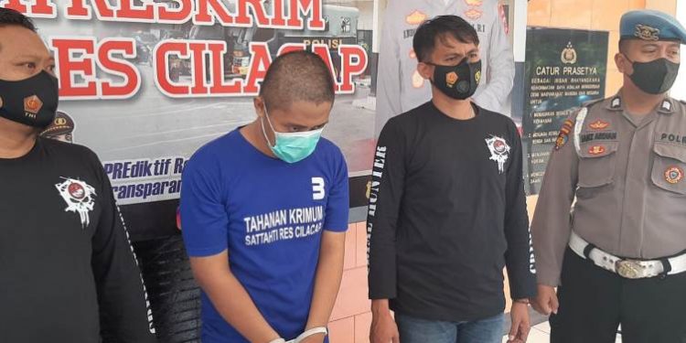 Tersangka Widi pelaku penipuan tertunduk setelah ditangkap polisi. Tersangka menipu korban Rp 1 miliar lebih dengan janji bisa menjadikan dosen PNS di UGM. (Wagino)