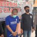 Tersangka Widi pelaku penipuan tertunduk setelah ditangkap polisi. Tersangka menipu korban Rp 1 miliar lebih dengan janji bisa menjadikan dosen PNS di UGM. (Wagino)
