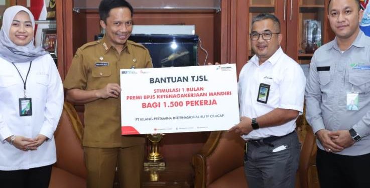 Penyerahan secara simbolis bantuan stimulan premi BPJS Ketenagakerjaan oleh Area Manager Comrel & CSR PT KPI RU IV Cilacap, Cecep Supriyatna kepada Sekda Cilacap, Awaluddin Muuri. (ISTIMEWA)