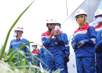 Dirut PT Pertamina (Persero), Nicke Widyawati (kedua dari kanan) tengah menyimak penjelasan terkait lokasi Pengembangan Biohidrokarbon & Bioavtur di kilang Cilacap. (ISTIMEWA)