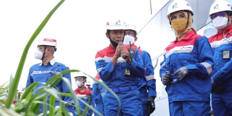 Dirut PT Pertamina (Persero), Nicke Widyawati (kedua dari kanan) tengah menyimak penjelasan terkait lokasi Pengembangan Biohidrokarbon & Bioavtur di kilang Cilacap. (ISTIMEWA)
