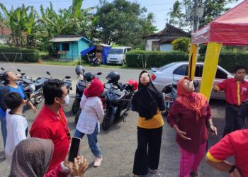 Warga masyarakat di sekitar gerai Alfamart antusias mengikuti beragam lomba pada Pesta Rakyat Alfamart. (ISTIMEWA)