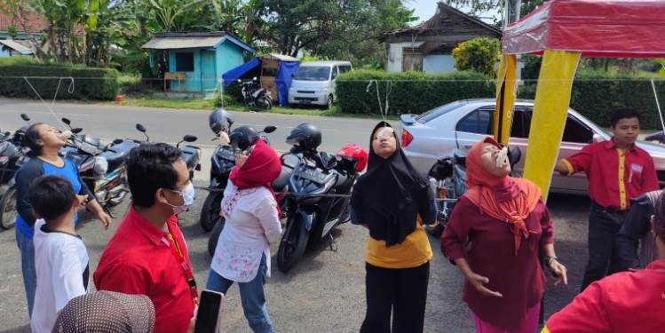 Warga masyarakat di sekitar gerai Alfamart antusias mengikuti beragam lomba pada Pesta Rakyat Alfamart. (ISTIMEWA)