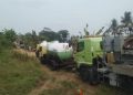 Pengerahan vacuum truck untuk membawa rembesan BBM ke Fuel Terminal Lomanis. (ISTIMEWA)