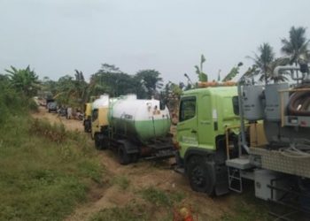 Pengerahan vacuum truck untuk membawa rembesan BBM ke Fuel Terminal Lomanis. (ISTIMEWA)