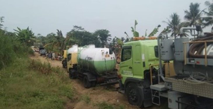 Pengerahan vacuum truck untuk membawa rembesan BBM ke Fuel Terminal Lomanis. (ISTIMEWA)