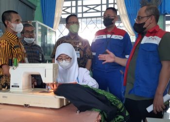 Perwakilan Pertamina Lubricants dan Pertamina Retail didampingi Kepala SLB Negeri Cilacap saat meninjau siswa yang tengah menjahit di ruang ketrampilan tata busana sekolah setempat. (CIMED/Wagino)
