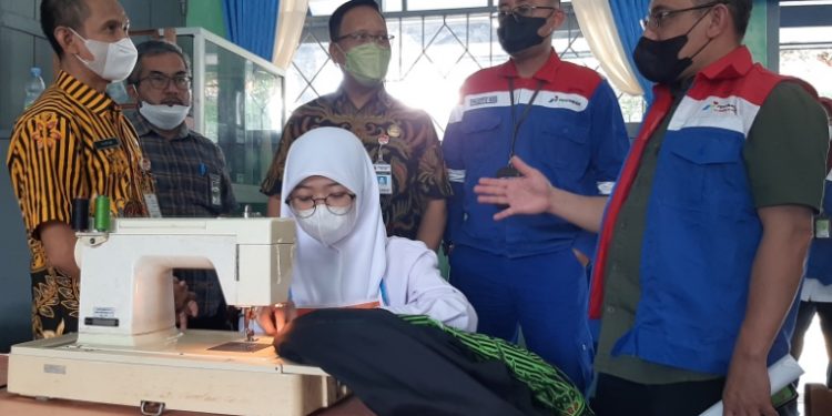 Perwakilan Pertamina Lubricants dan Pertamina Retail didampingi Kepala SLB Negeri Cilacap saat meninjau siswa yang tengah menjahit di ruang ketrampilan tata busana sekolah setempat. (CIMED/Wagino)