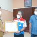 Area Manager Commrel & CSR PT KPI RU IV, Cecep Supriyatna menerima penghargaan TJSLP 2022 Cilacap dari Sekda Cilacap, Awaluddin Muuri. (ISTIMEWA)