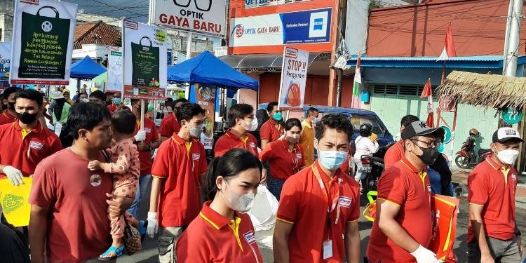 Sambut World Cleanup Day Tahun 2022, karyawan Alfamart terjun langsung dalam aksi bersih-bersih sampah sekaligus sosialisasi pengurangan sampah plastik saat CFD di sepanjang jalan A.Yani hingga bundaran air mancur Alun-Alun Cilacap. (ISTIMEWA)