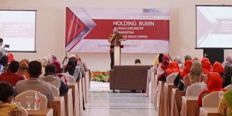 Anggota Komisi VI DPR RI Fraksi PDI Perjuangan, Adisatrya Suryo Sulisto, saat sosialisasi Holding BUMN sebagai Lokomotif Ekonomi Masa Depan” di NS Hotel Cilacap. (ISTIMEWA)