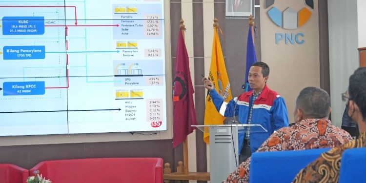 Manager Engineering & Development PT KPI RU IV Cilacap, Hadi Siswanto saat memaparkan mengelola Biorefinery. (ISTIMEWA)