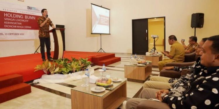Anggota Komisi VI DPR RI Fraksi PDI Perjuangan Daerah Pemilihan Jawa Tengah VIII, Adisatrya Suryo Sulisto saat sosilisasi Holding BUMN sebagai lokomotif kebangkitan ekonomi masa depan. (Istimewa)