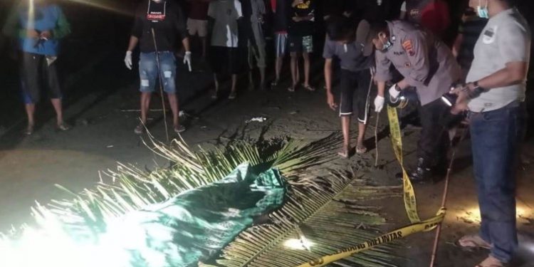 Polisi melakukan identifikasi terhadap mayat perempuan tanpa identitas yang ditemukan nelayan di pantai Desa Pagubugan. (Istimewa)