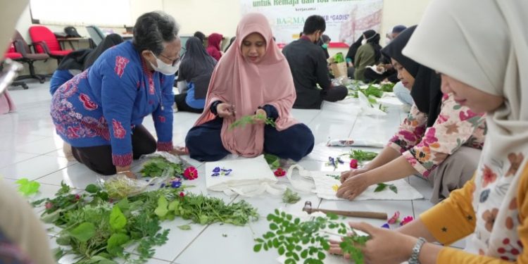 Warga Donan mengikuti pelatihan ecoprint yang digelar Bazma. (Istimewa)