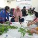 Warga Donan mengikuti pelatihan ecoprint yang digelar Bazma. (Istimewa)