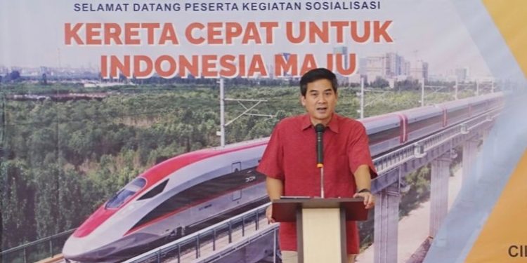 Adisatrya saat menjadi pembicara dalam sosialisasi dengan tema 'Kereta Cepat Untuk Indonesia Maju di Cilacap. (ISTIMEWA)