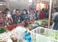 PJ Bupati Cilacap berbincang dengan salah satu pedagang di Pasar Sidadadi saat monitoring harga pangan menjelang Nataru. (Wagino/CILACAPMEDIA.com)