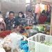 PJ Bupati Cilacap berbincang dengan salah satu pedagang di Pasar Sidadadi saat monitoring harga pangan menjelang Nataru. (Wagino/CILACAPMEDIA.com)