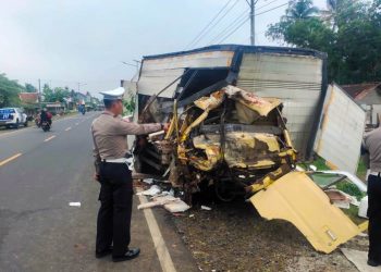 Petugas Satlantas Polresta Cilacap melakukan olah TKP kecelakaan maut yang melibatkan dua truk di Gandrungmangu. (ISTIMEWA)