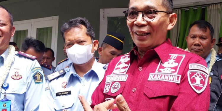 Kepala Kantor Wilayah Kementerian Hukum dan HAM Jawa Tengah Yusparuddin usai pisah sambut Kepala Lapas Kelas I Batu Nusakambangan di Wisma Sari, Selasa (10/1/2023). (Wagino/CILACAPMEDIA.com)