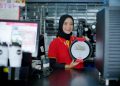 Karyawan Alfamart menunjukkan peralatan masak premium terjangkau bagi kalangan ibu rumah tangga yang merupakan program awal tahun 2023 dari Alfamart. (ISTIMEWA)