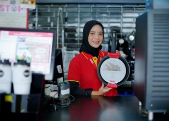 Karyawan Alfamart menunjukkan peralatan masak premium terjangkau bagi kalangan ibu rumah tangga yang merupakan program awal tahun 2023 dari Alfamart. (ISTIMEWA)