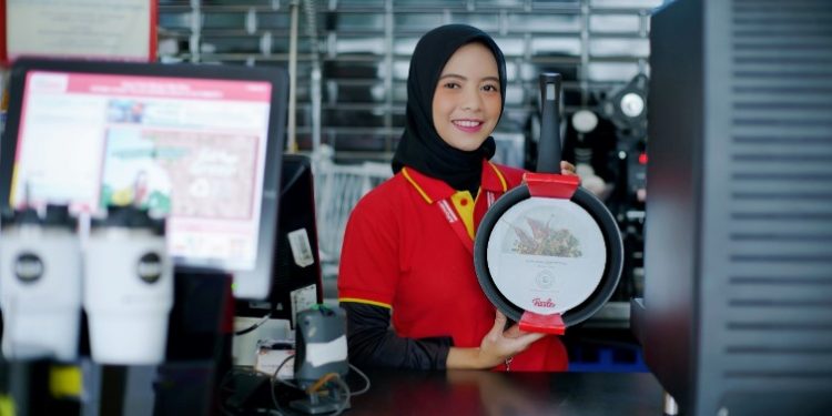 Karyawan Alfamart menunjukkan peralatan masak premium terjangkau bagi kalangan ibu rumah tangga yang merupakan program awal tahun 2023 dari Alfamart. (ISTIMEWA)