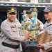 Kapolresta Cilacap KombesPol Fannky Ani Sugiharto menyerahkan piala dan piagam penghargaan kepada anggota Satpam berprestasi saat upacara HUT Satpam ke-42 di halaman Mapolresta setempat. (ISTIMEWA)