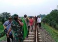 Anggota Polsek Kesugihan bersama anggota TNI mengevakuasi jasad nenek tanpa identitas yang tewas tertabrak KA Lodaya jurusan Bandung-Solo. (ISTIMEWA)