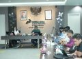 Koordinator Asisten Deputi Bidang Industri, Energi, Minyak, dan Gas, Dewi Ariyani menyimak pemaparan mengenai profil singkat PT KPI berikut proses bisnis, serta overview KPI RU IV Cilacap yang disampaikan Pjs. Manager Engineering & Development, Wahyu Agus Susanto. (ISTIMEWA)