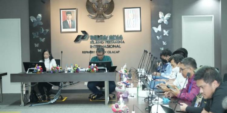 Koordinator Asisten Deputi Bidang Industri, Energi, Minyak, dan Gas, Dewi Ariyani menyimak pemaparan mengenai profil singkat PT KPI berikut proses bisnis, serta overview KPI RU IV Cilacap yang disampaikan Pjs. Manager Engineering & Development, Wahyu Agus Susanto. (ISTIMEWA)