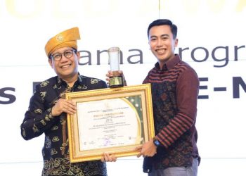 Penganugerahan CSR & PDB Award 2023 diserahkan oleh Menteri Pembangunan Desa Tertinggal dan Transmigrasi RI, Abdul Halim Iskandar kepada Officer CSR & SMEPP RU IV, Aditya Anung DN di Agro Beach Resort, Tanjung Pinang, Kepulauan Riau, Rabu (1/2/2023). (ISTIMEWA)