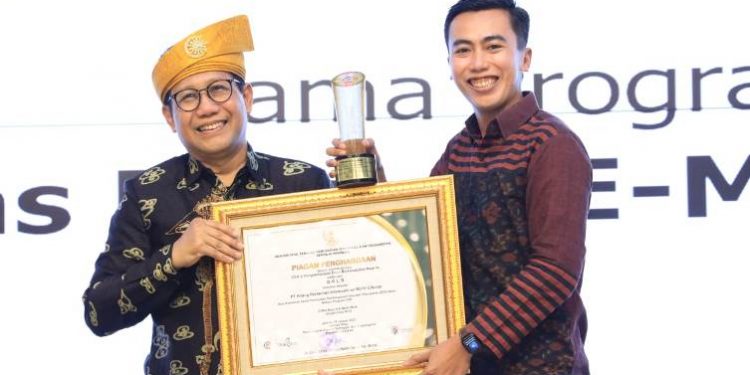 Penganugerahan CSR & PDB Award 2023 diserahkan oleh Menteri Pembangunan Desa Tertinggal dan Transmigrasi RI, Abdul Halim Iskandar kepada Officer CSR & SMEPP RU IV, Aditya Anung DN di Agro Beach Resort, Tanjung Pinang, Kepulauan Riau, Rabu (1/2/2023). (ISTIMEWA)