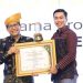 Penganugerahan CSR & PDB Award 2023 diserahkan oleh Menteri Pembangunan Desa Tertinggal dan Transmigrasi RI, Abdul Halim Iskandar kepada Officer CSR & SMEPP RU IV, Aditya Anung DN di Agro Beach Resort, Tanjung Pinang, Kepulauan Riau, Rabu (1/2/2023). (ISTIMEWA)