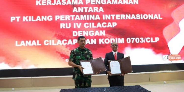 Penandatanganan perjanjian kerjasama pengamanan antara PT KPI RU IV Cilacap dengan Lanal dan Kodim 0703/Cilacap. (ISTIMEWA)